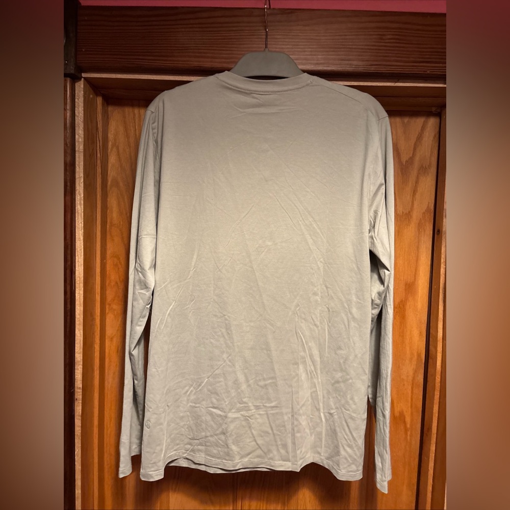 Lululemon Men’s Long Sleeve Henley Gray Large? - Picture 2 of 3